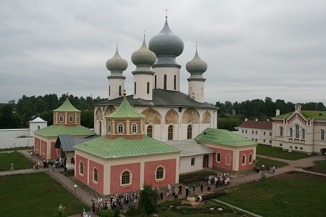 Очевидцы сообщили об отсутствии серьезного подтопления Тихвинского монастыря