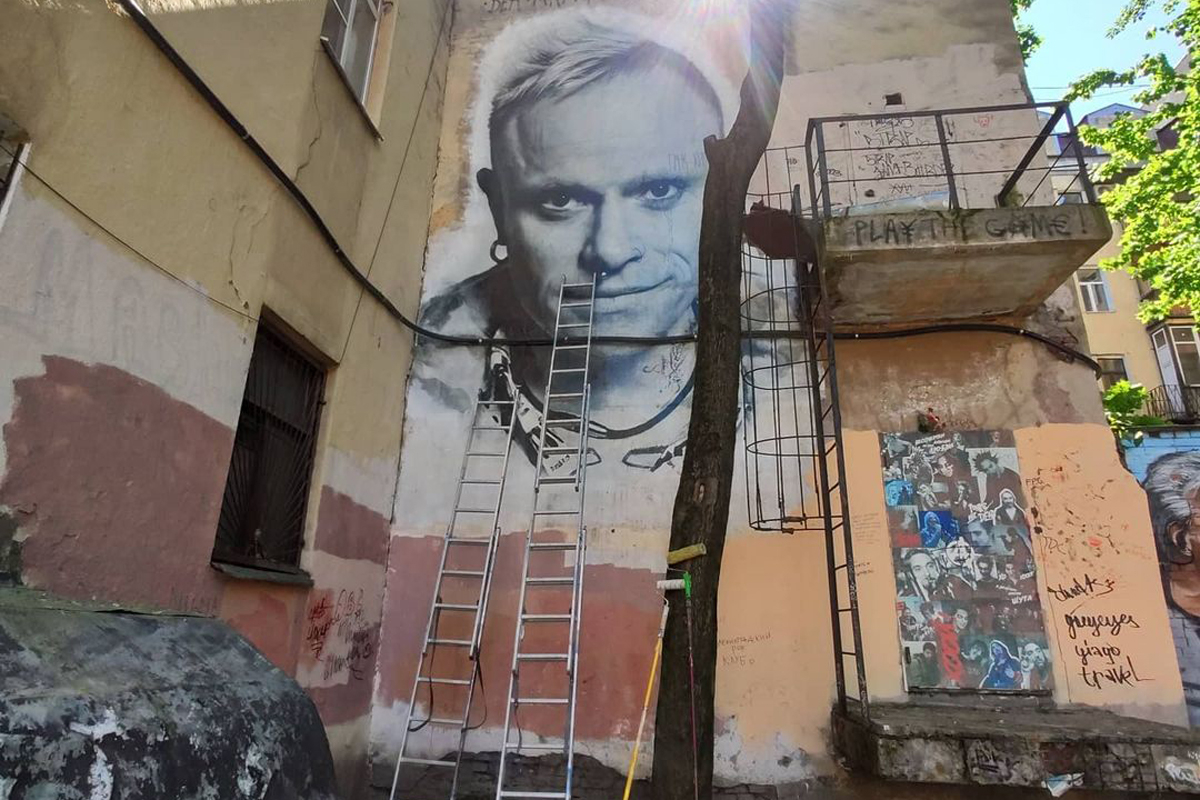 Граффити с изображением покойного лидера Prodigy в Петербурге закрасят
