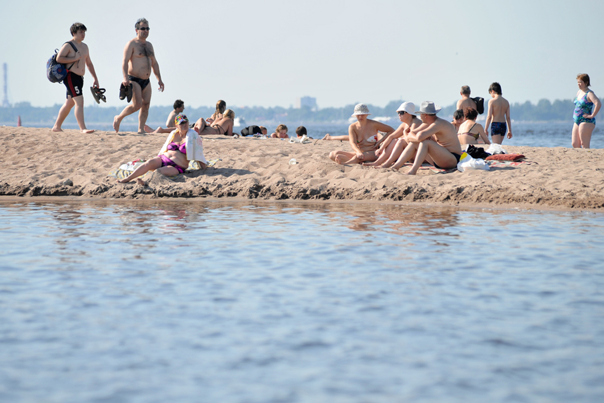 С наступлением долгожданного тепла петербуржцы заполнили пляжи и набережные