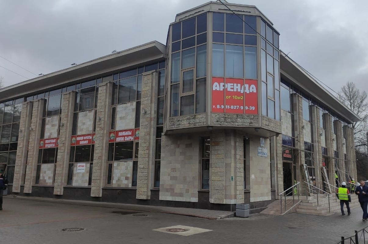 Петербургские чиновники снесли незаконный бизнес-центр на Энгельса