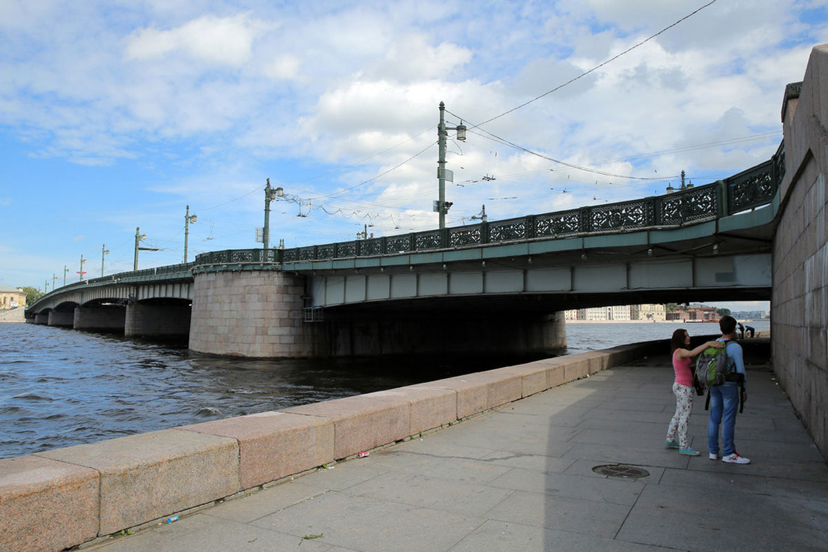Под Литейным мостом в Петербурге обрушилась гранитная облицовка тоннеля