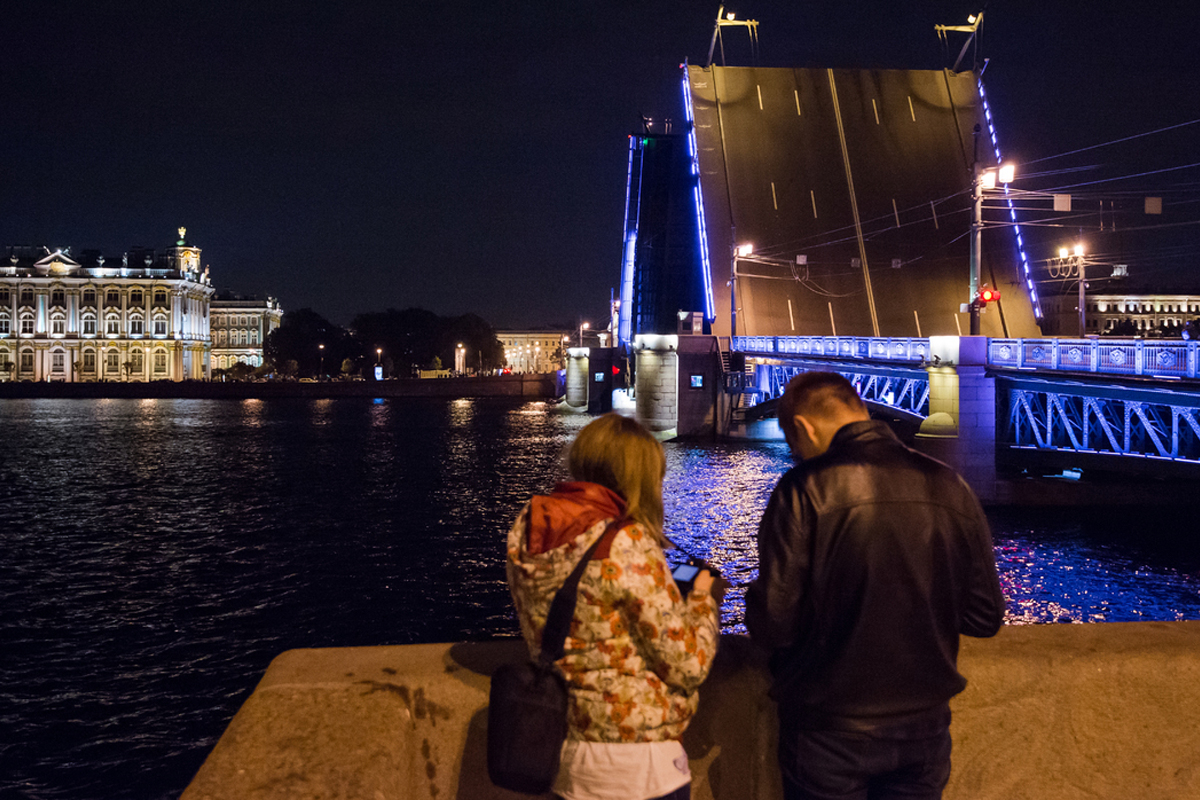 В майские каникулы Дворцовый мост дважды сменит праздничную подсветку