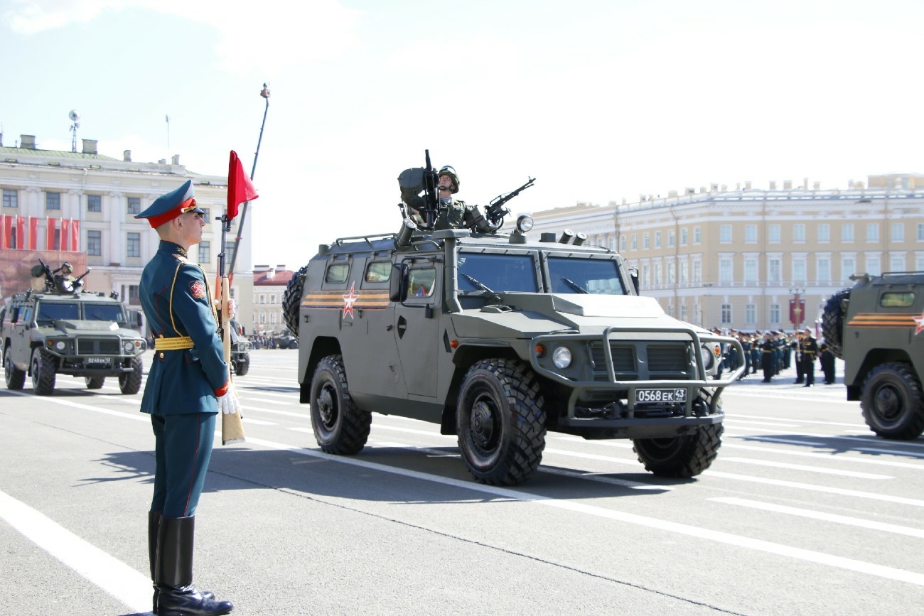 Парад в честь празднования Дня Победы стартовал на Дворцовой площади