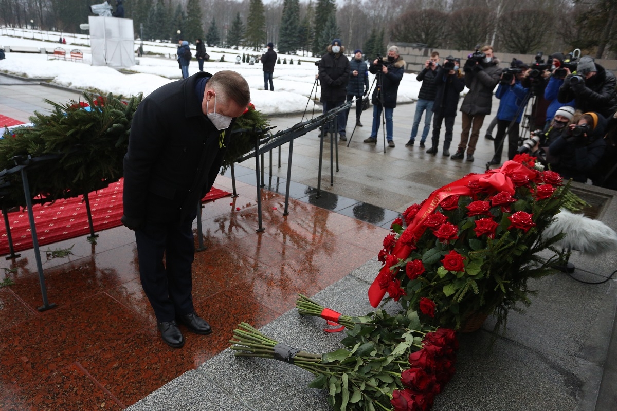 Возложение венков блокада ленинграда. Пискарёвское мемориальное кладбище. Пискаревское кладбище блокада Ленинграда. Пискарёвское мемориальное кладбище 27 января. Возложение на Пискаревском кладбище 27.01.2023.