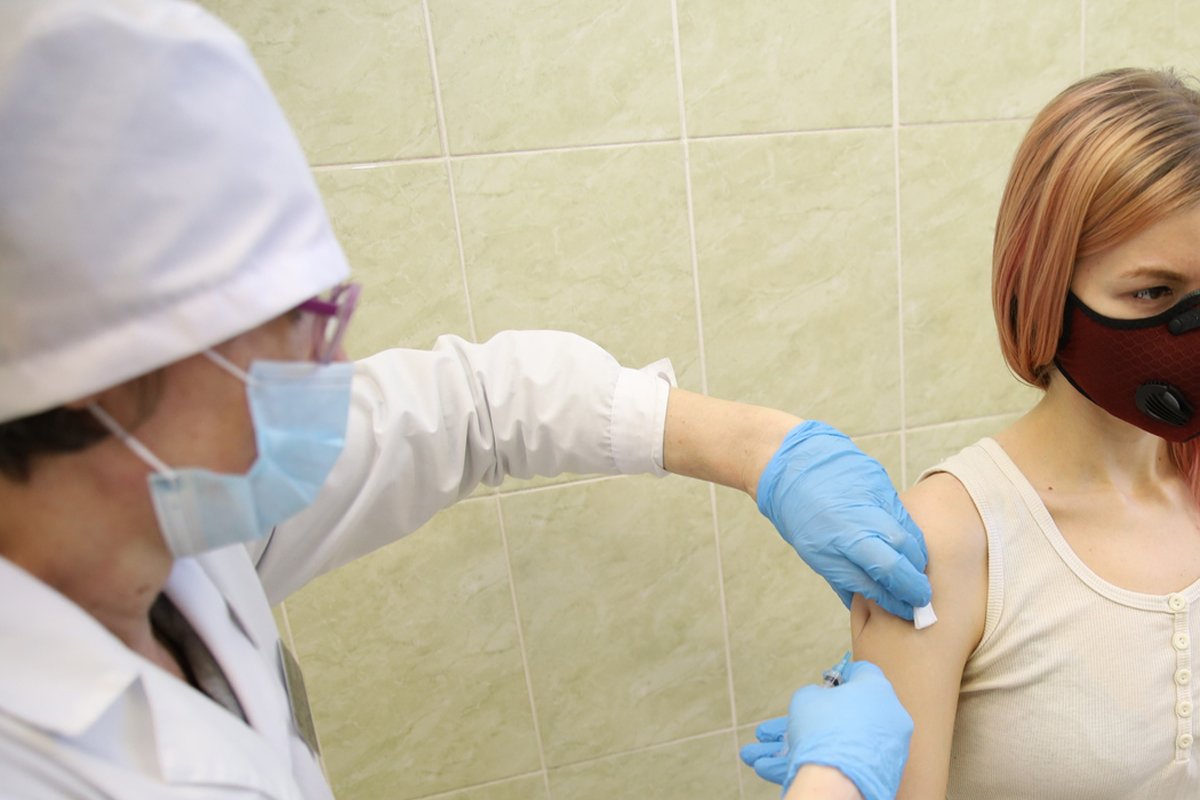 Полную вакцинацию в Петербургше сделали почти 440 тысяч человек