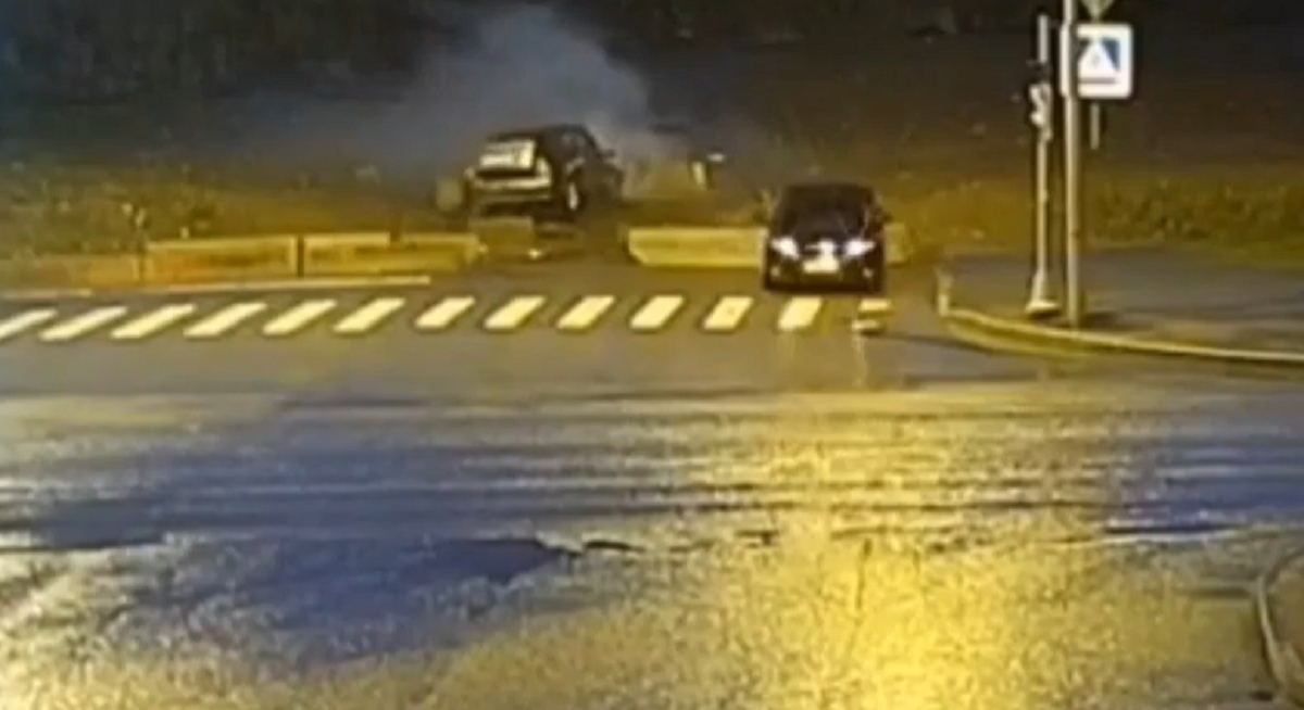 В Красносельском районе легковой автомобиль врезался в ограждение