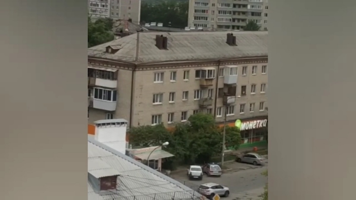 В Екатеринбурге мужчина обстрелял из окна прохожих, есть пострадавшие