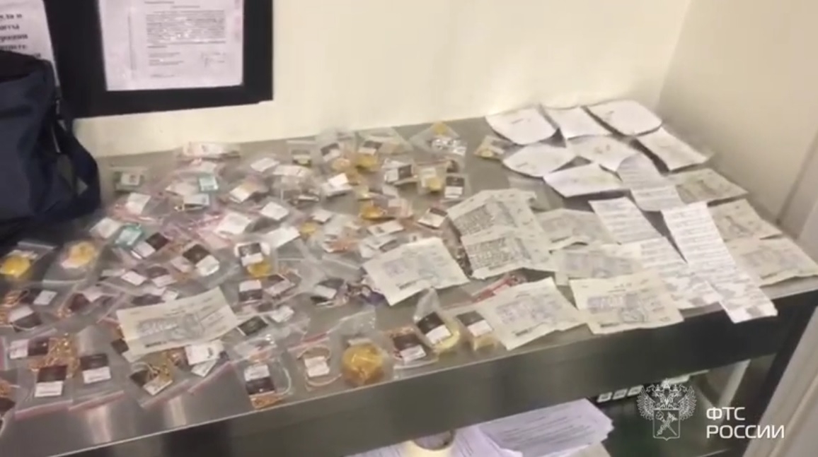 В Пулковском аэропорту задержали мужчину с «драгоценными» тортами