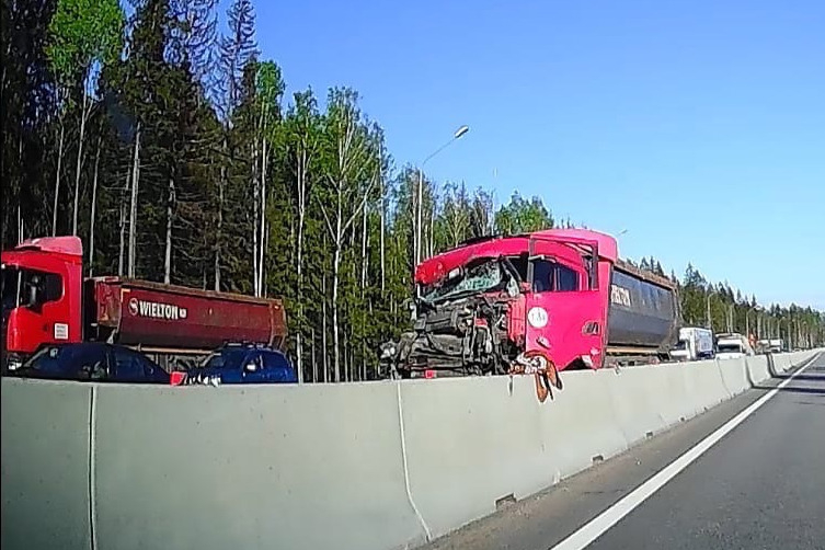 На трассе «Скандинавия» под Петербургом грузовик столкнулся с трактором