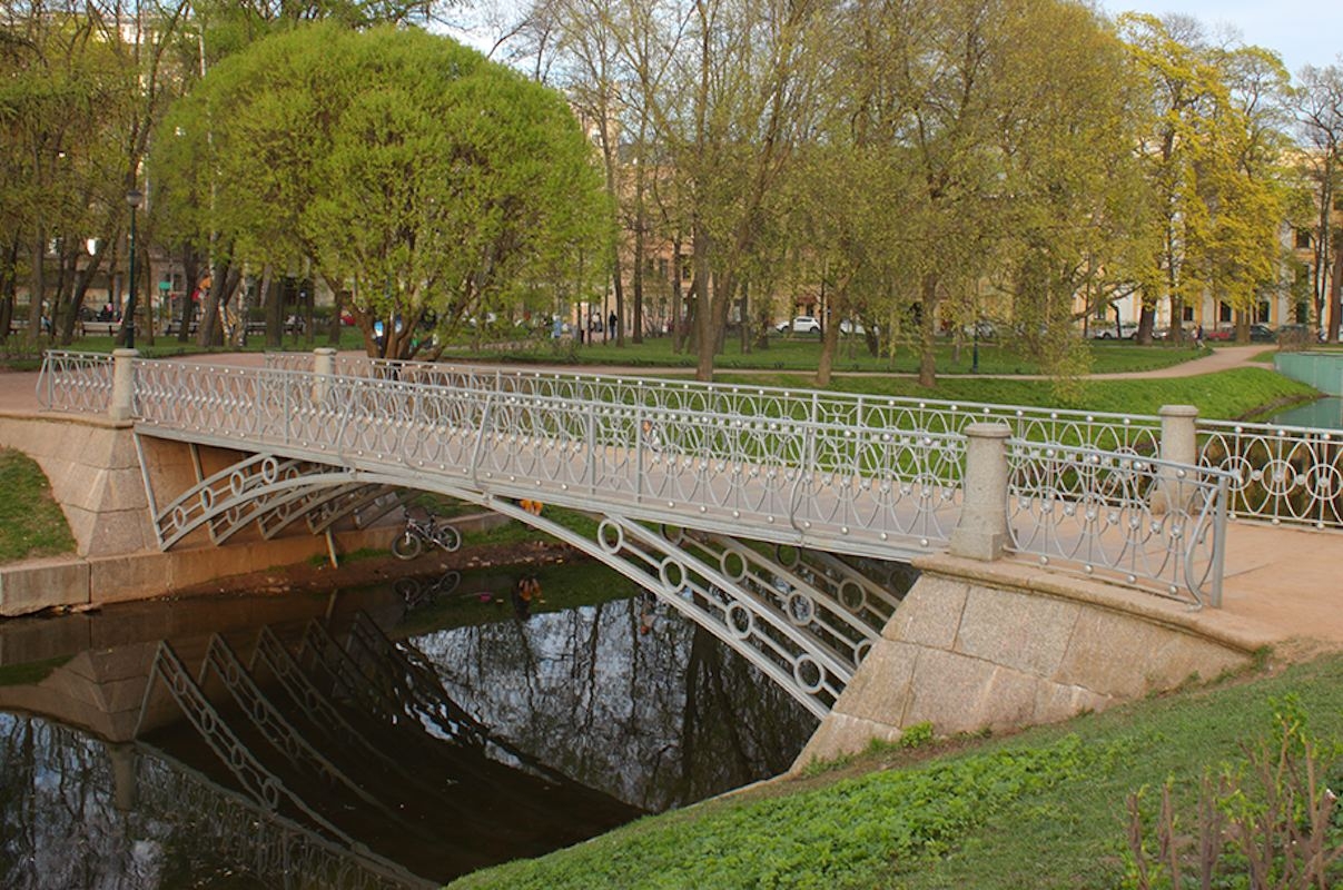 В Таврическом саду обновят мост через проток между прудами