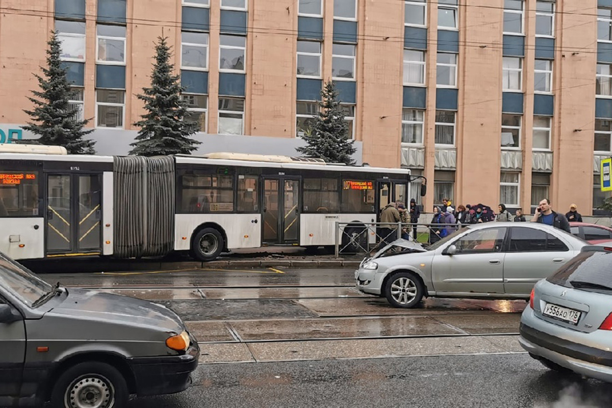Водитель автобуса потерял сознание и въехал в остановку в Калининском районе