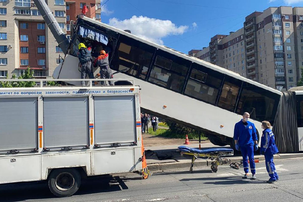При наезде автобуса на столб в Петербурге пострадали шестеро человек