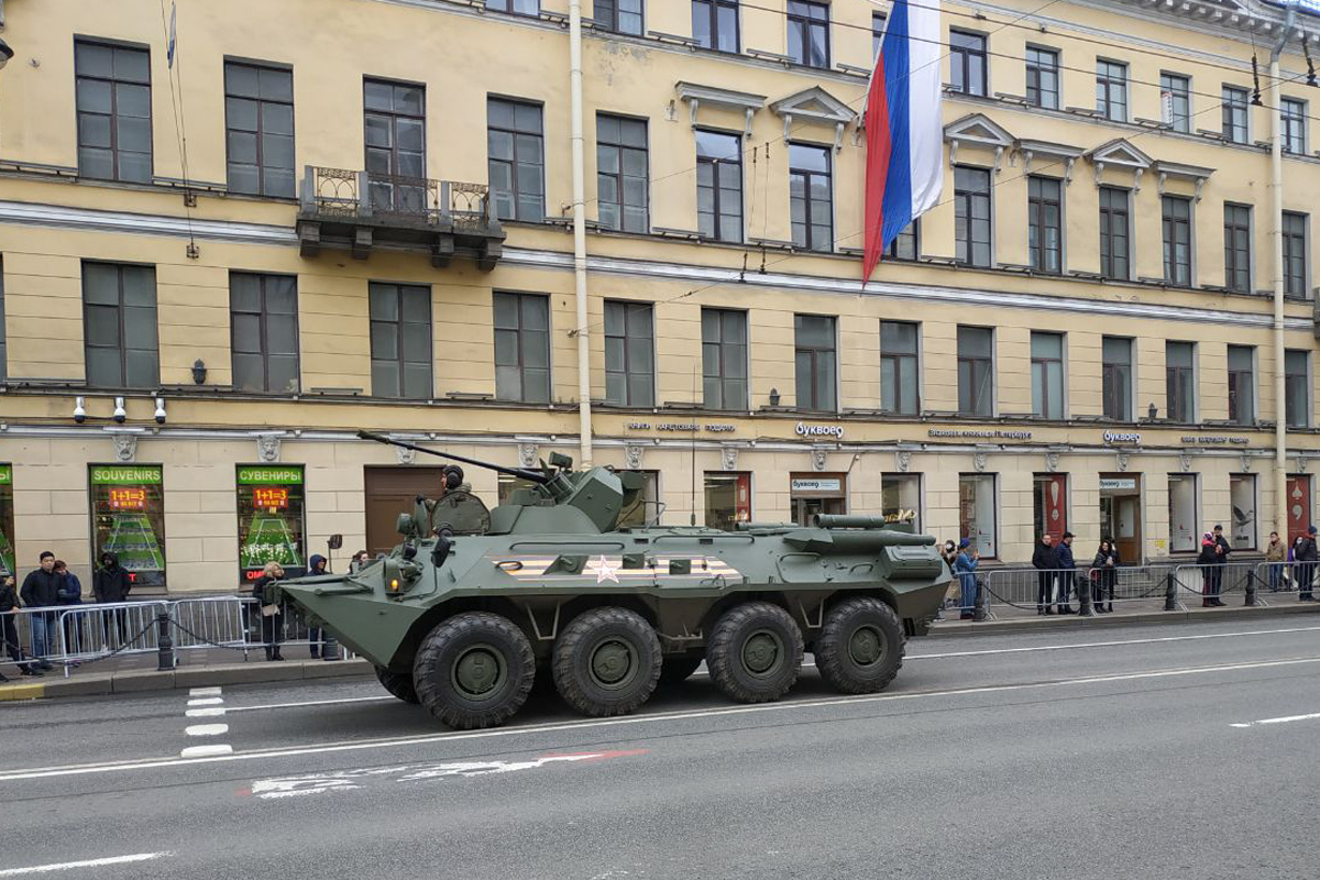 По Невскому проспекту проехала колонна военной техники