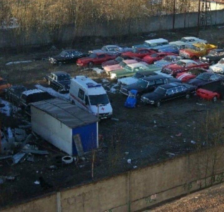 Петербуржец обнаружил свалку раритетных автомобилей во Фрунзенском районе
