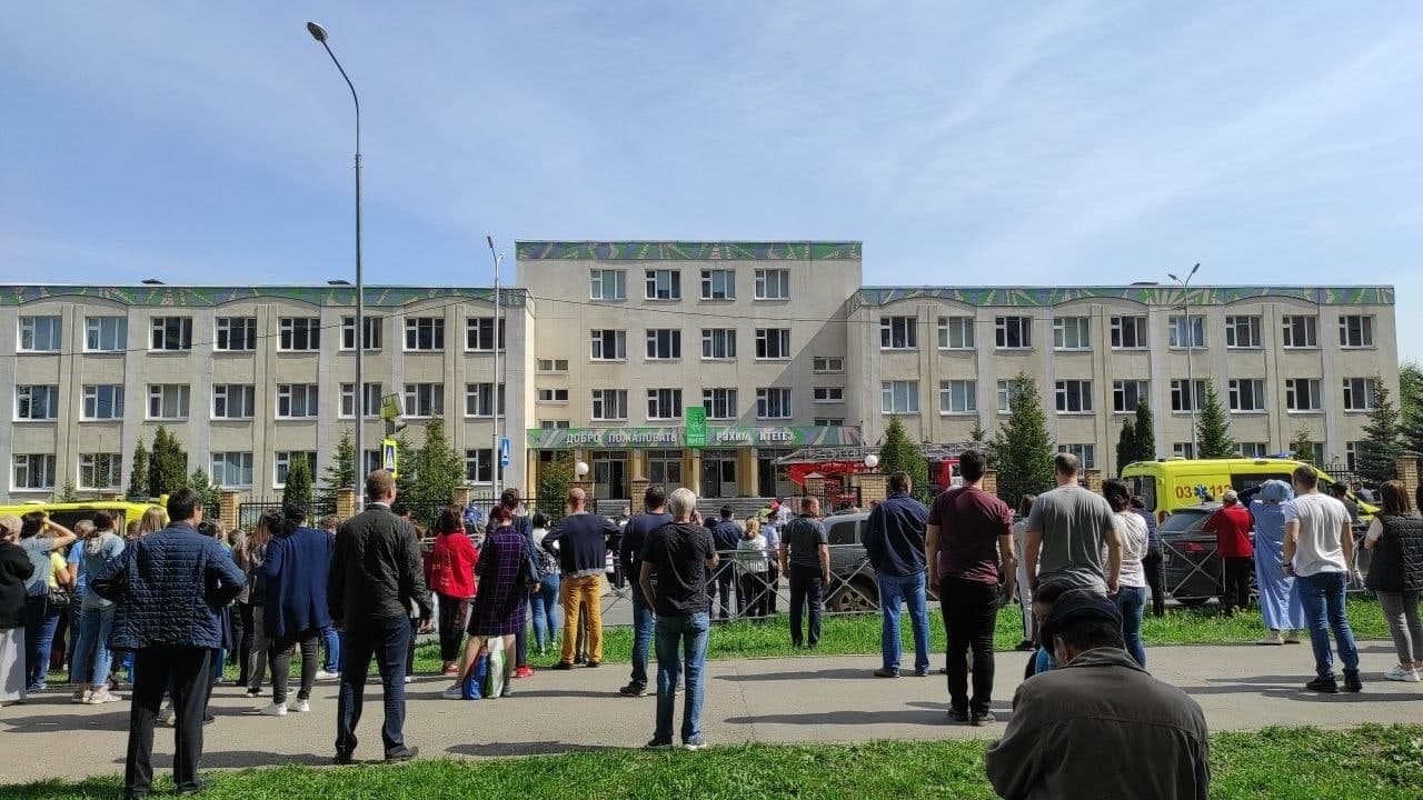 В Казани местные жители отказываются говорить на камеру о ЧП в школе