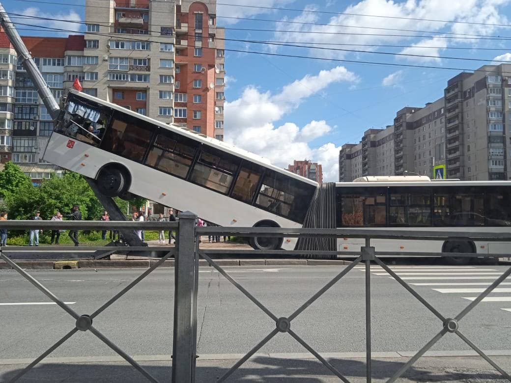 Появилось видео наезда автобуса на столб в Петербурге