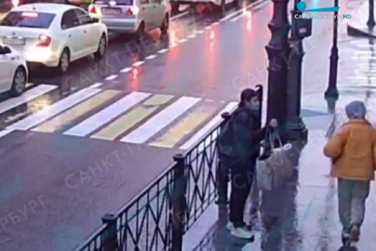 Появилось видео, как в Петербурге мужчина ударил девочку ножом