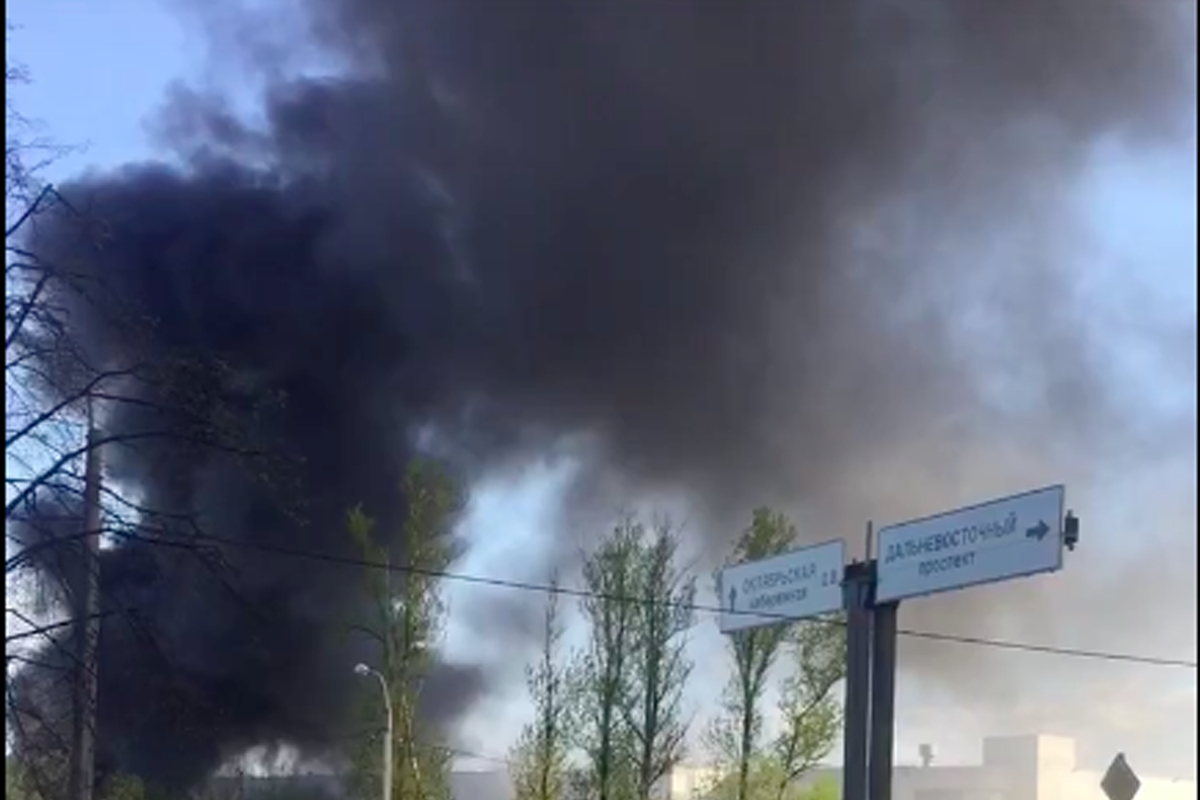 В южной части Петербурга в автомастерской произошел пожар