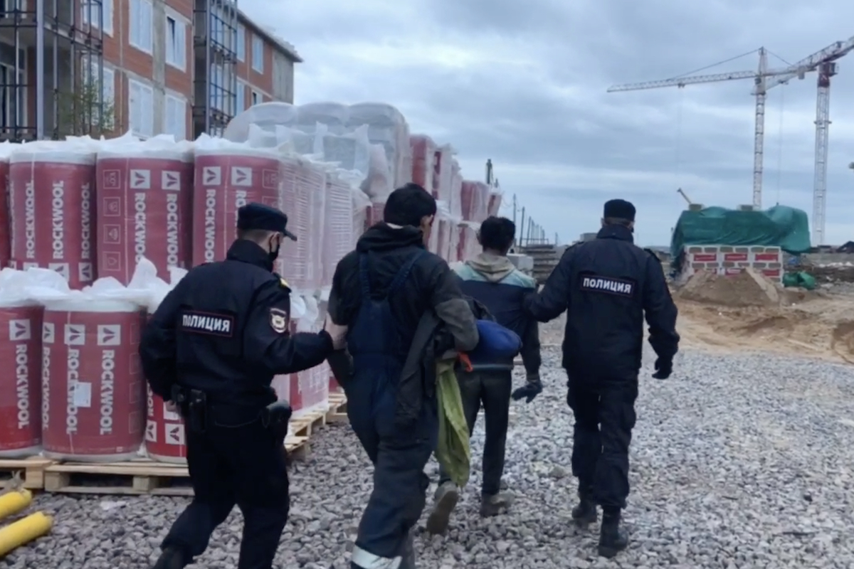 Полицейские задержали 45 мигрантов на стройках Петербурга