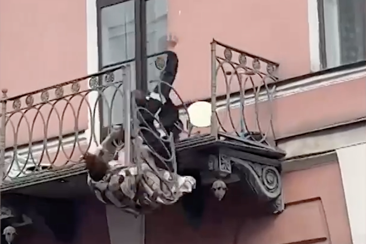 Опубликовано видео падения поссорившейся пары с балкона в центре Петербурга
