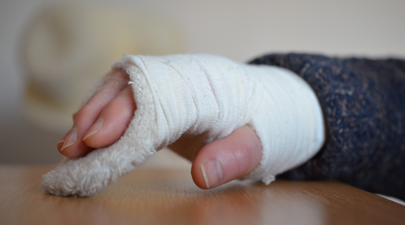 Женщина отсудила у магазина 120 тысяч рублей за перелом руки