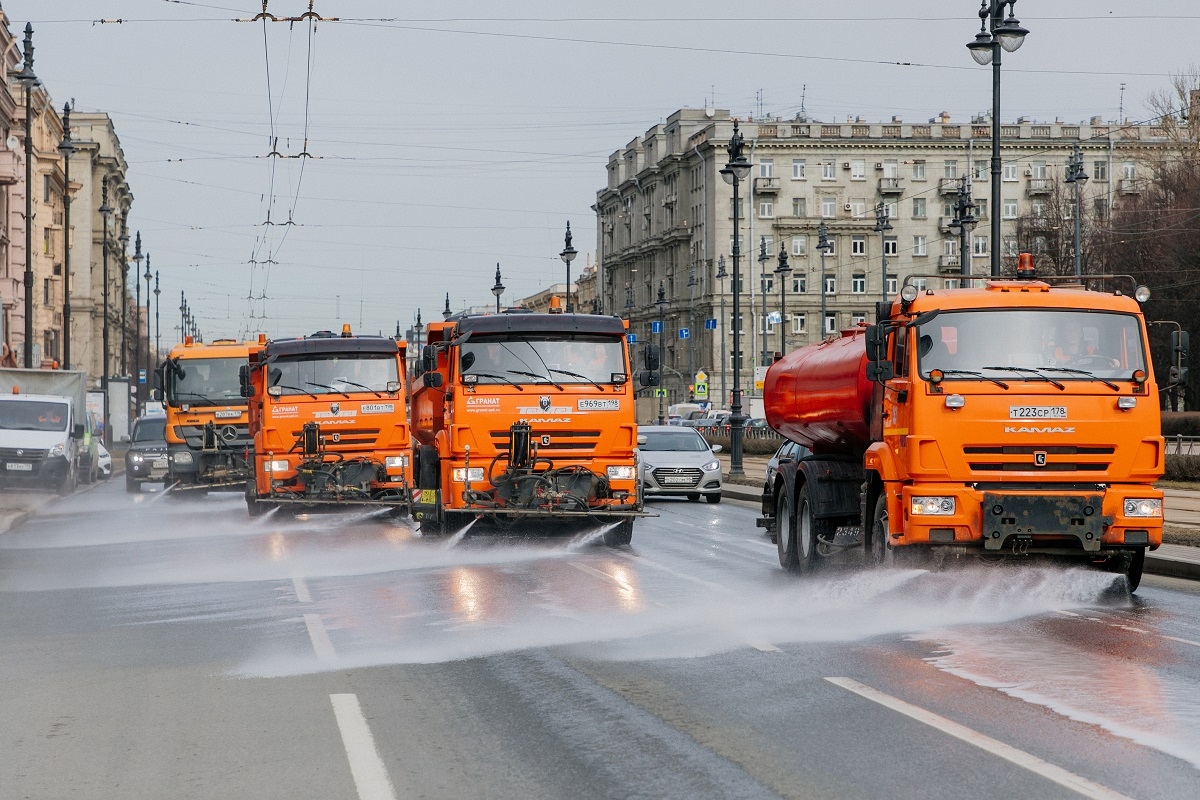 320 литров специального шампуня потратили на очистку дорог в Петербурге