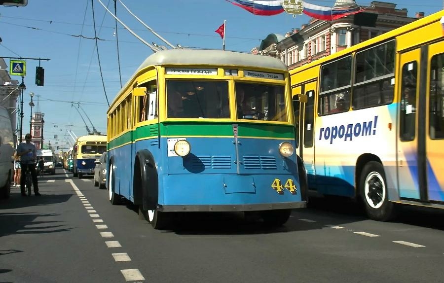 Парад ретро-транспорта прошел в центре Петербурга