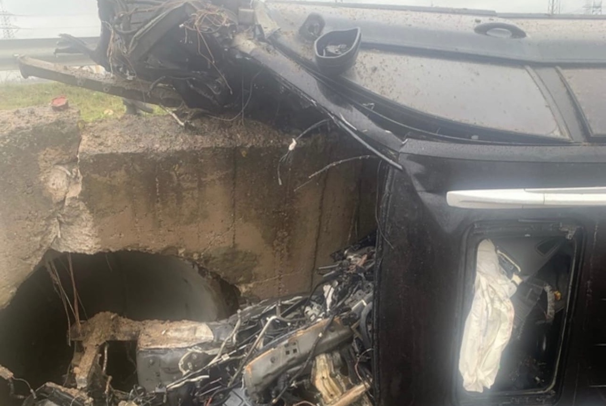 В Петербурге водитель Porsche погиб после столкновения с бетонным мостом
