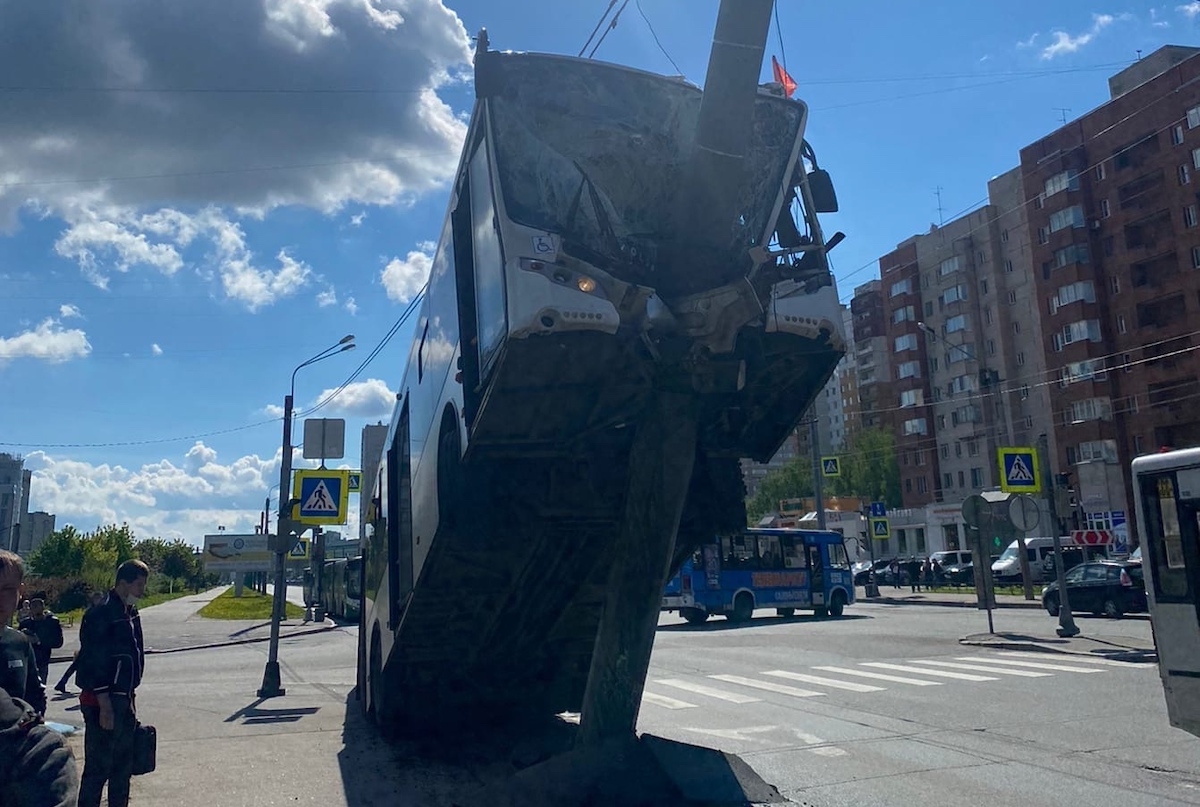 Автобус столб. Автобус наехал на столб в Санкт Петербурге. В Петербурге автобус врезался в столб. На Ленинском проспекте автобус врезался в столб. ДТП автобус на Ленинском.