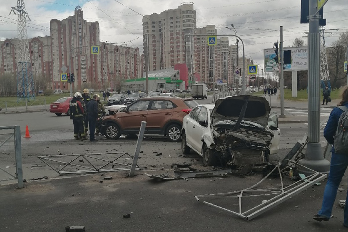 После аварии в Калининском районе Петербурга два человека госпитализированы