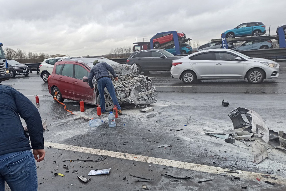 В аварии с легковушками и грузовиком в Петербурге пострадал ребенок