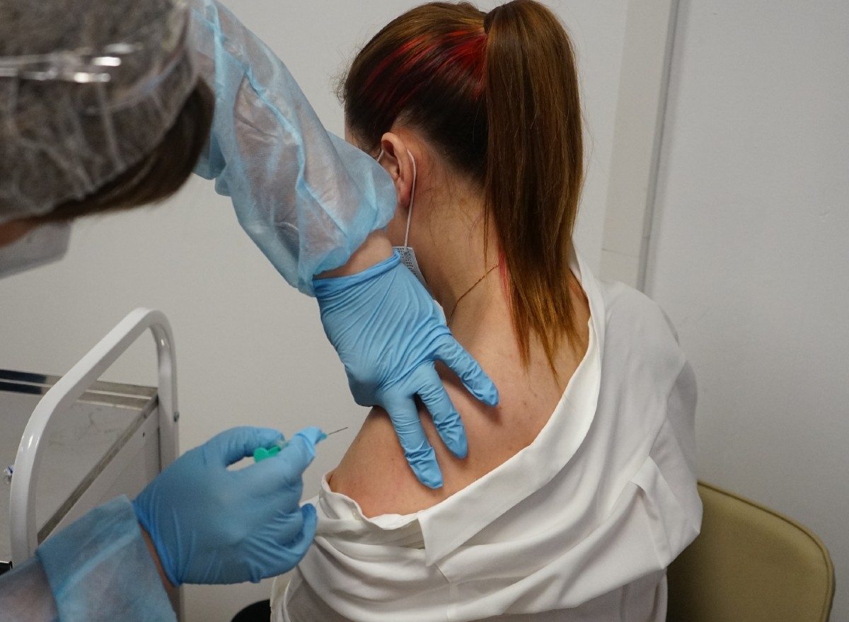 Петербурженка пожаловалась на вакцинацию двумя разными вакцинами
