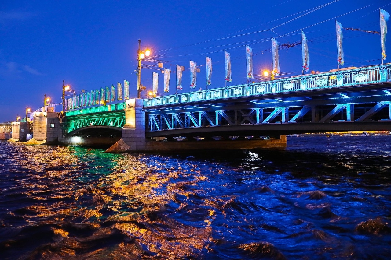 Дворцовый мост подсветили в цветах Евро-2020