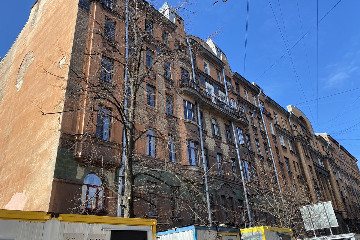 Частые обрушения фасадов в Петербурге связывают с устаревшими технологиями реставрации