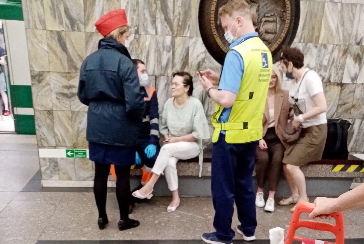 Женщина упала на пути на станции петербургского метро «Приморская»