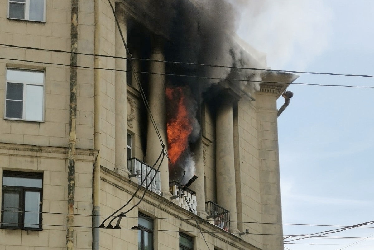 Пожарные спасли женщину с детьми из полыхающей квартиры на Стачек - АБН 24