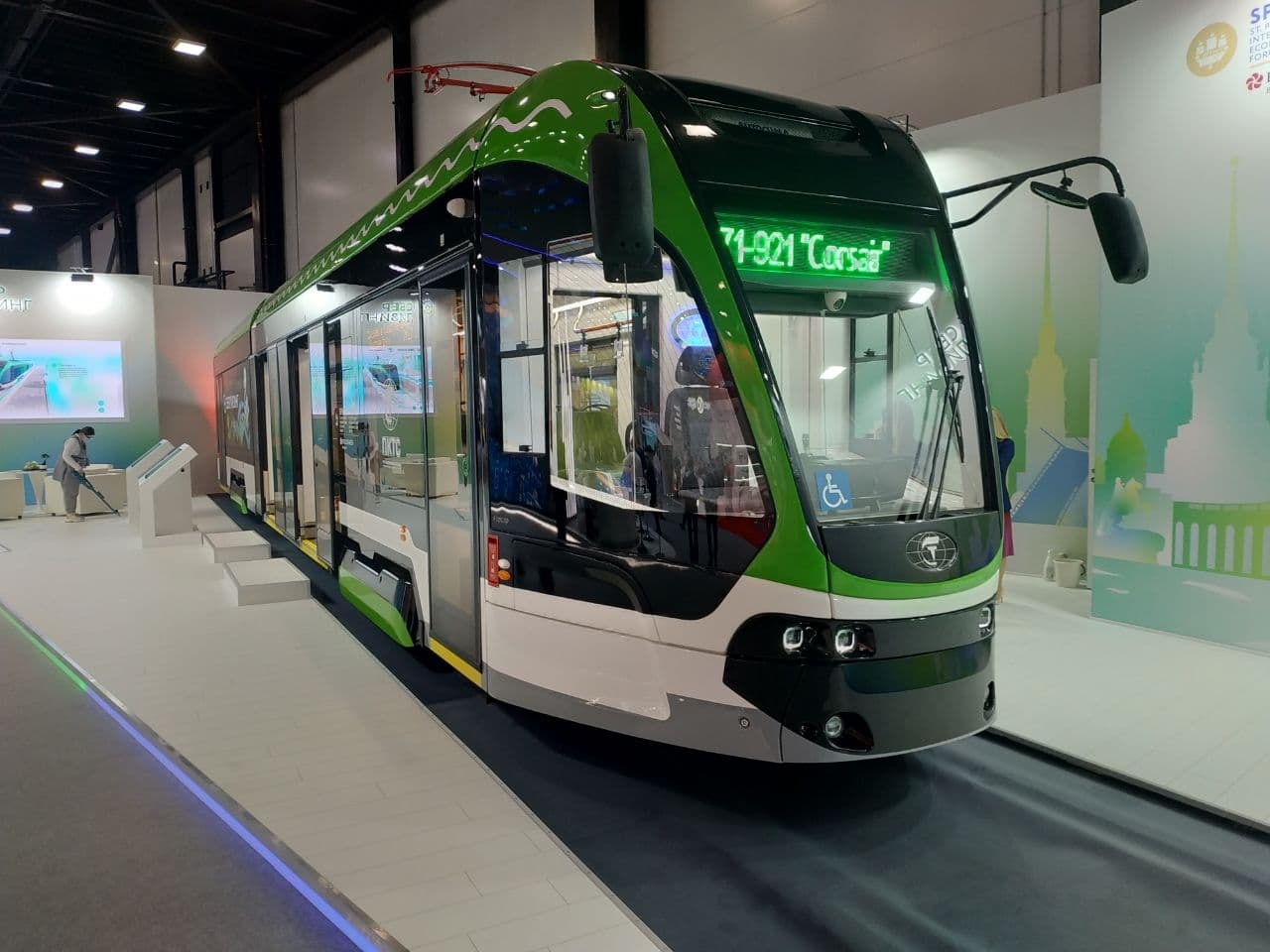 На ПМЭФ представили инновационный петербургский трамвай, которым интересуются в Европе