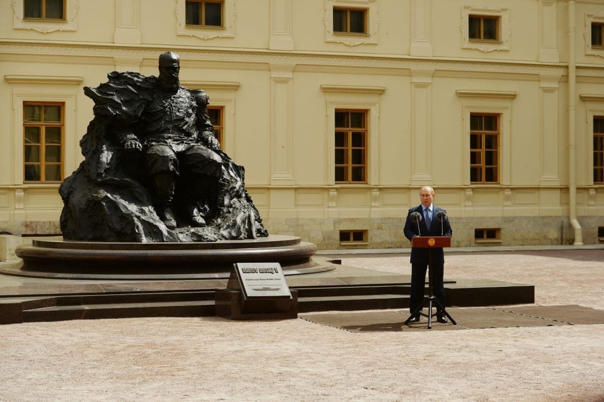 Путин принял участие в церемонии открытия памятника Александру III