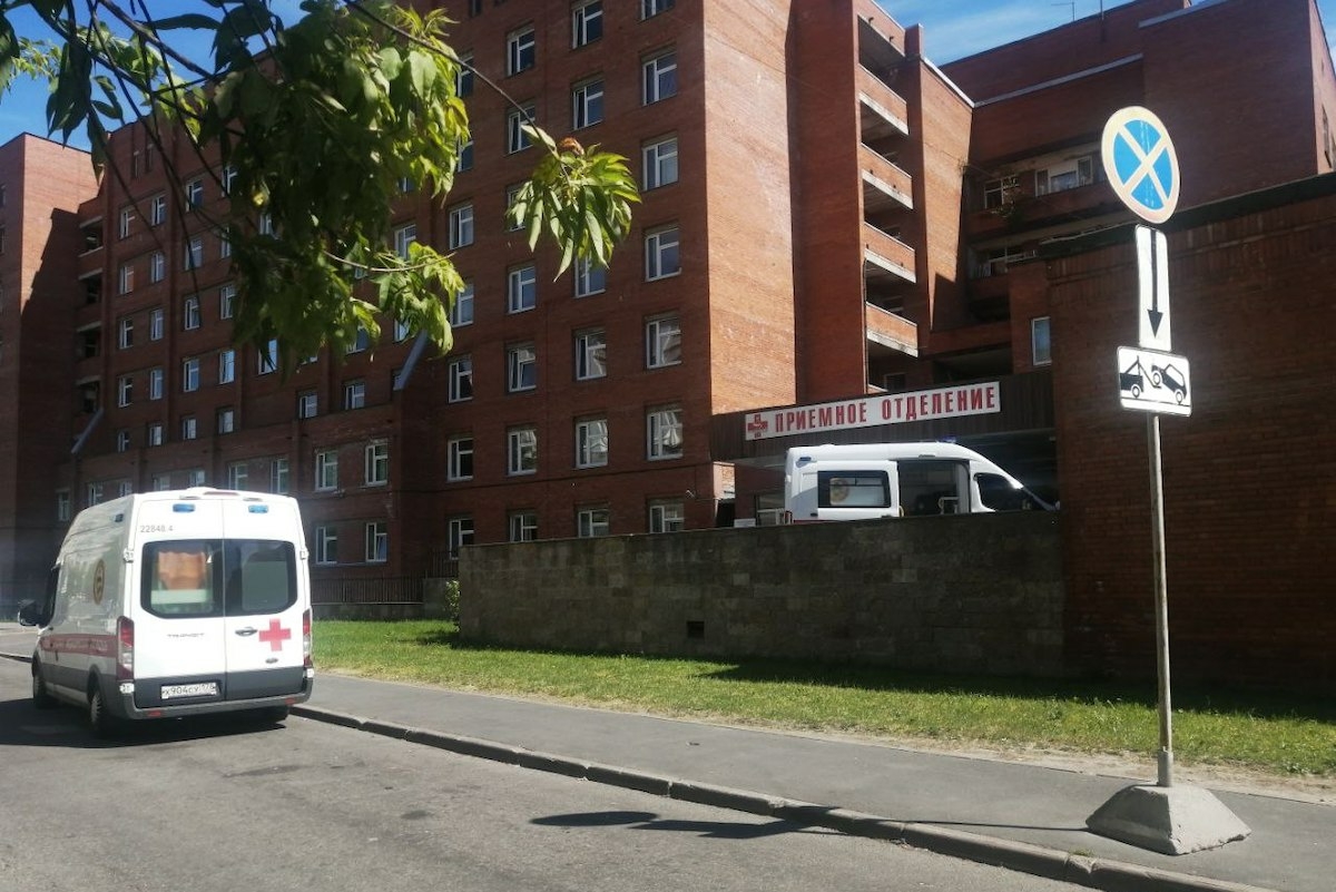 Тело пациента с COVID-19 было найдено под окнами петербургской больницы