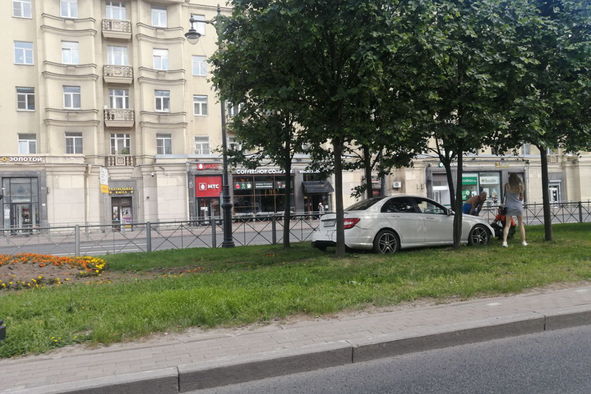 Около метро «Московская» Mercedes вспахал газон, вылетев на него