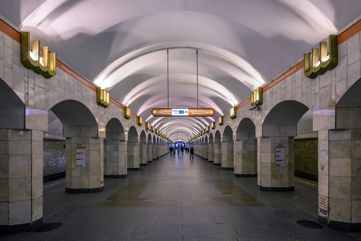 Петербуржец, упавший на рельсы в метро, выжил