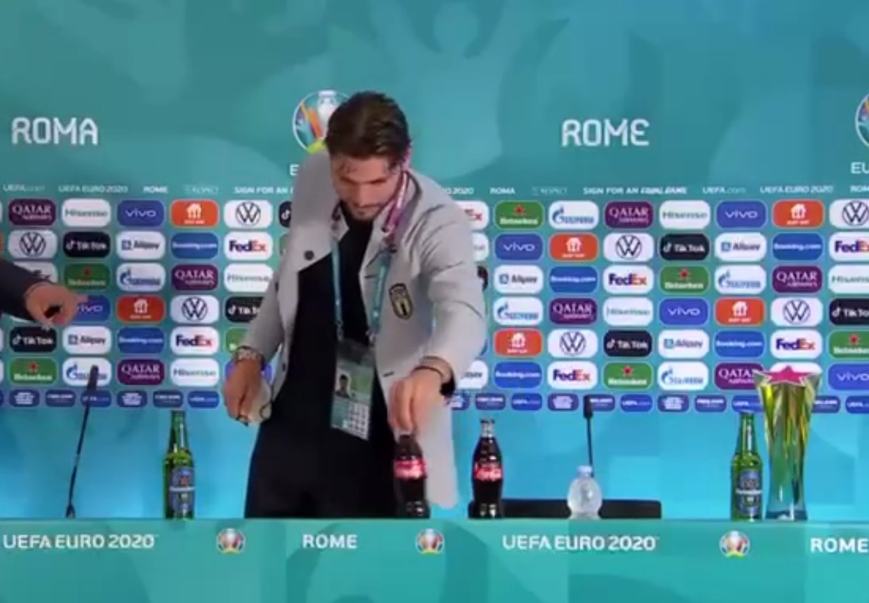 Игрок сборной Италии повторил за Роналду и отодвинул от себя Coca-Cola