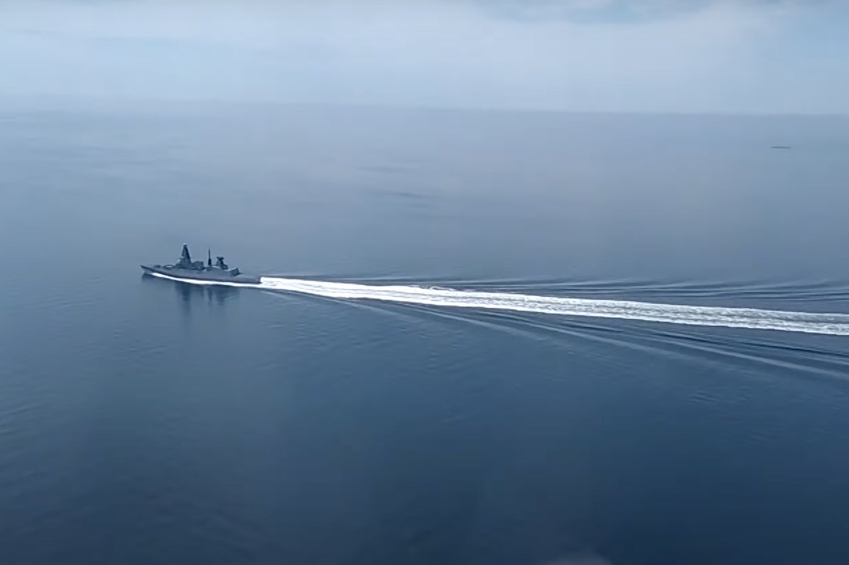 Минобороны показало видео нарушения границы России британским эсминцем