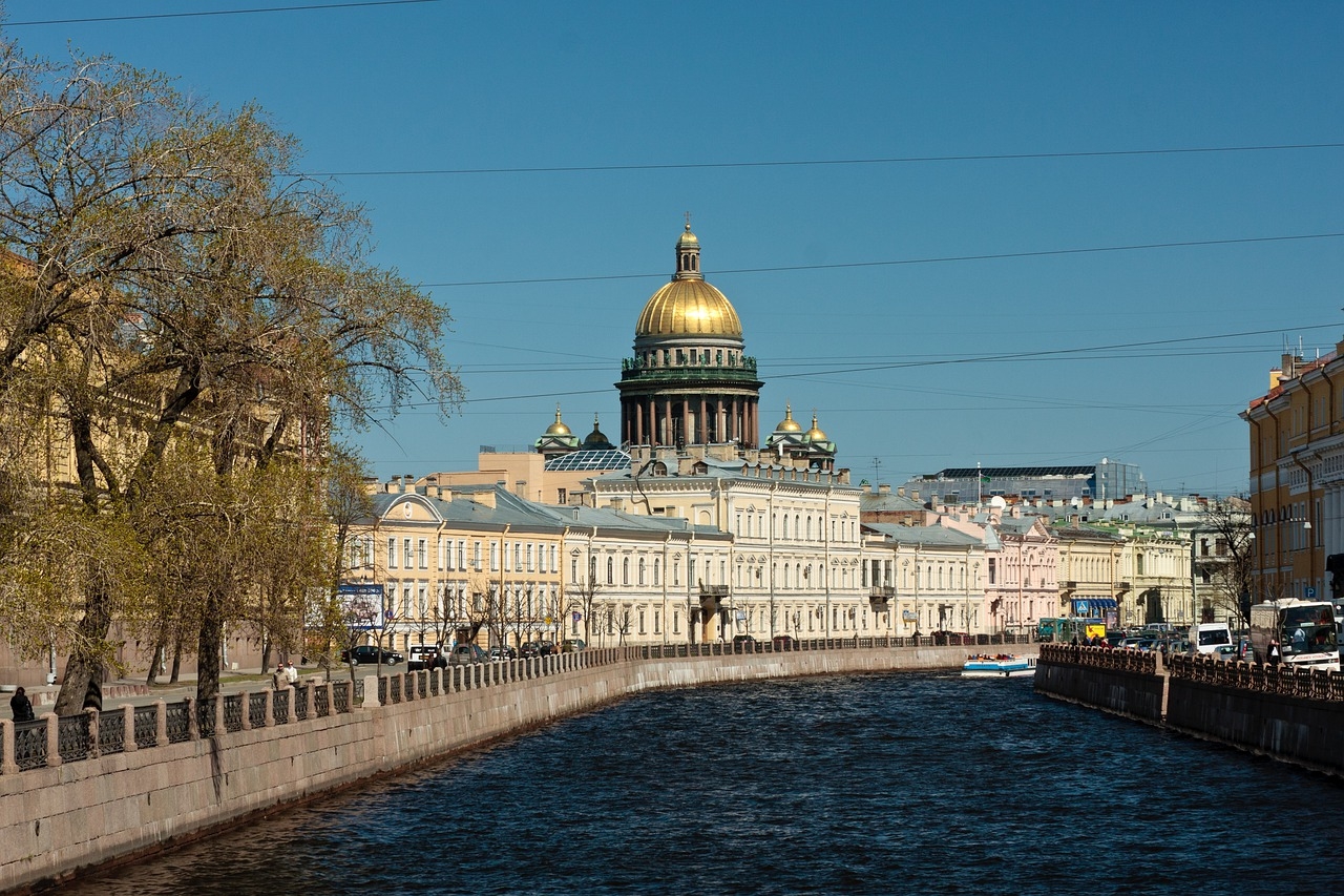В Петербурге закрыли чердаки, с которых открывается вид на «Алые паруса»