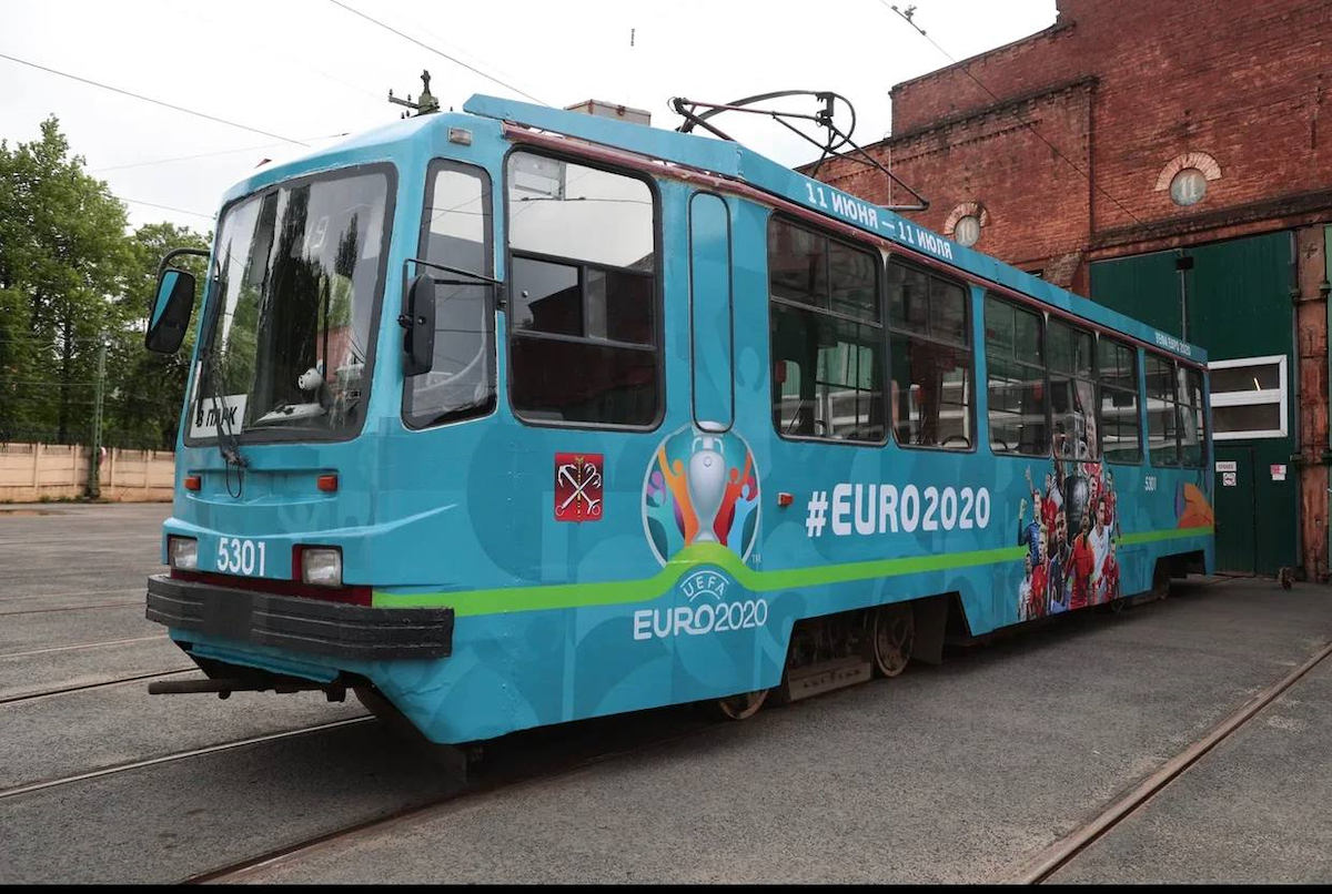 Петербургские трамваи и троллейбусы «переоделись» в символику Евро-2020