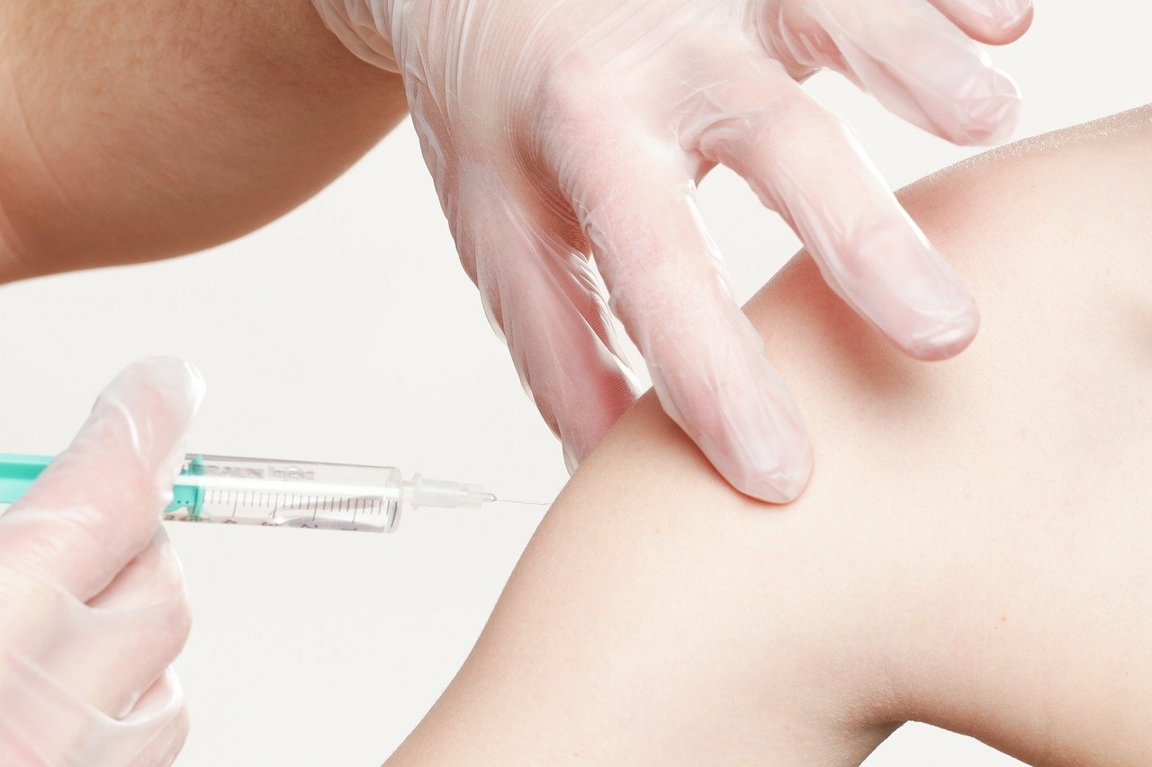 В США выяснили, что вакцина против COVID-19 в 11 раз снижает риск умереть при заражении коронавирусом