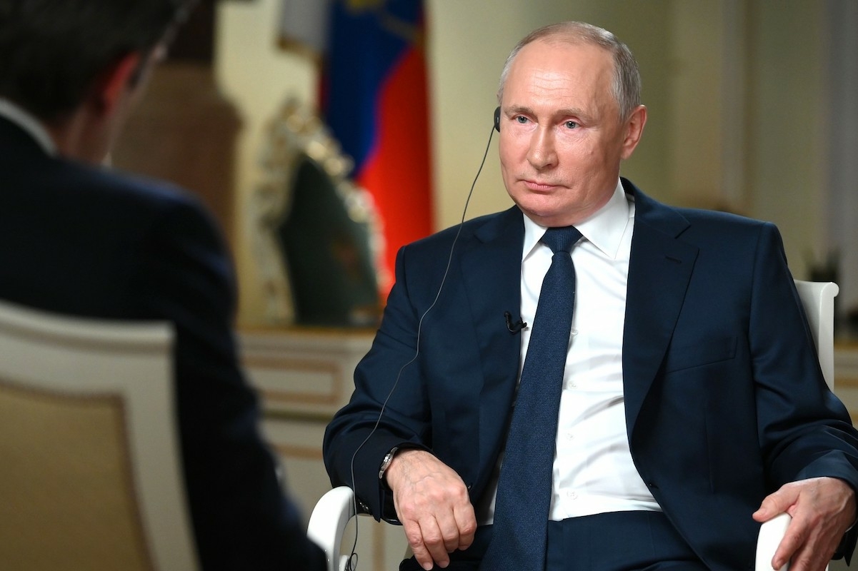 Путин поручил финансово поддержать культуру и искусство
