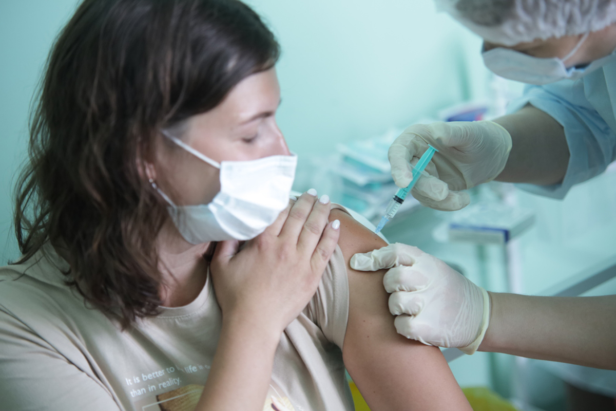 В Петербурге не успели вакцинировать 60% населения от коронавируса COVID-19 до сезона ОРВИ