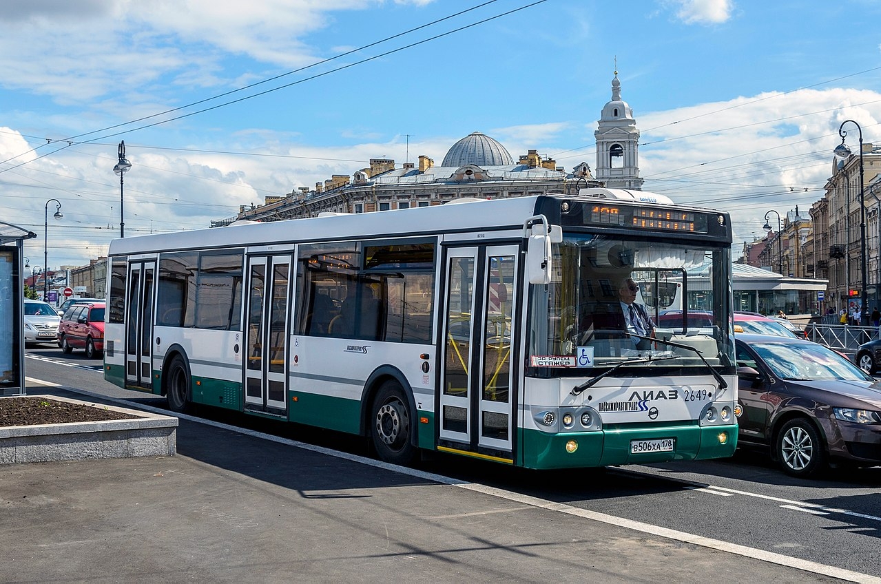 Почти три тысячи автобусов в Петербурге переведут на экологичное топливо