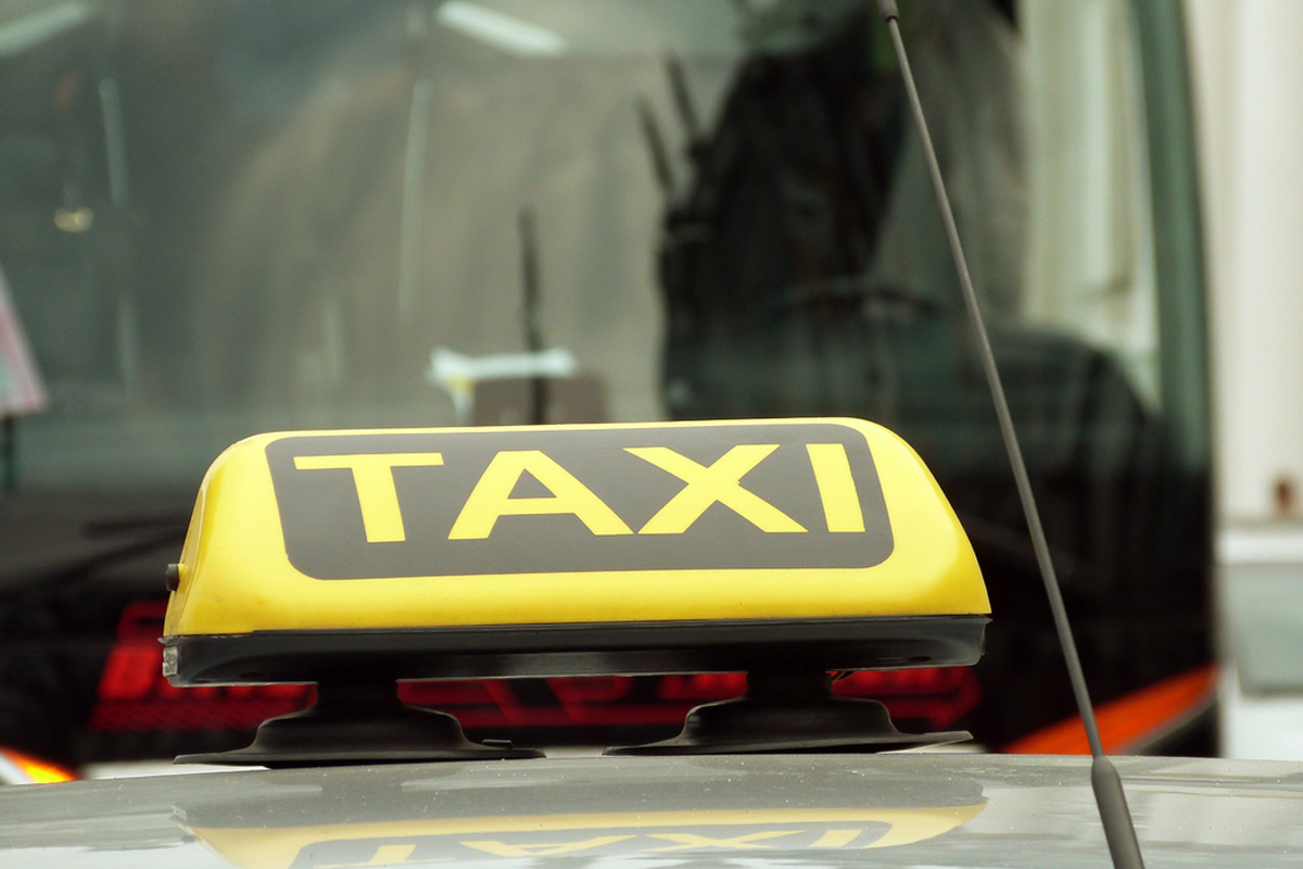 В Петербурге провели рейд «Нелегальное такси»